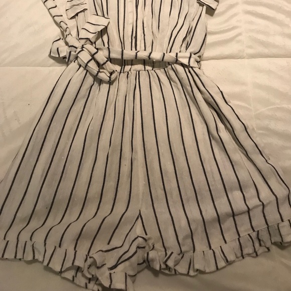 SOLD ‼️Lulu’s Billabong Ruffle Striped Romper - Picture 3 of 7